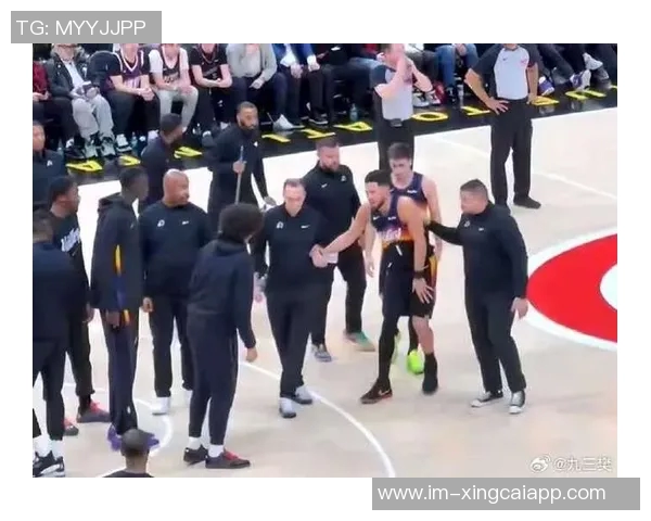 布克右脚踝重伤被队友搀扶回更衣室球队面临严峻考验 布克右脚踝重伤被队友搀扶回更衣室球队面临严峻考验